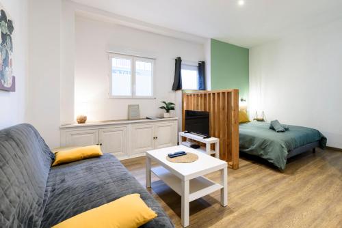 La Roche-ChalaisLe Petit Rochalais - Cosy & Central - Parking et Wifi gratuit - Lit BB - Offre Speciale的带沙发和床的客厅