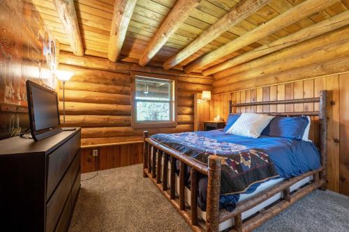 Ένα ή περισσότερα κρεβάτια σε δωμάτιο στο Rowland Log Cabin