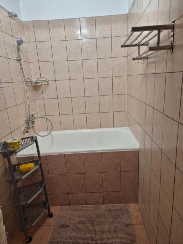 bagno con vasca e mensola di Cozy Žemaitės gatvė a Telšiai