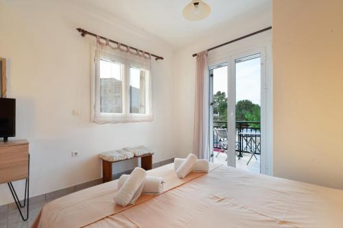 En eller flere senge i et værelse på Anna's Apartment 4 Sea View Stay 3p