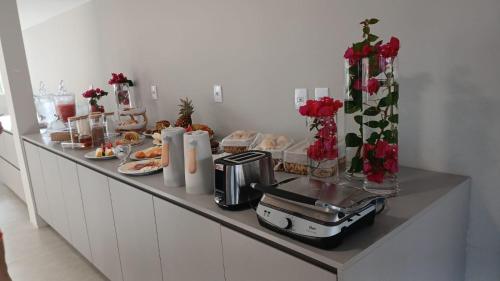 ein Buffet mit Speisen und Blumen auf dem Tisch in der Unterkunft Pousada Village Premiere in Fernando de Noronha