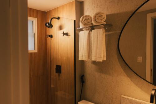 ein Badezimmer mit einem Spiegel, einem WC und einem Waschbecken in der Unterkunft Pousada Village Premiere in Fernando de Noronha