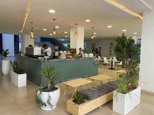 Un restaurante u otro lugar para comer en Stylish 2BD Apartment Central Location & Wi-Fi