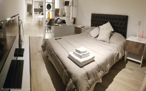 a bedroom with a bed with books on it at Fabuloso departamento con todo y cerca de todo in Buenos Aires