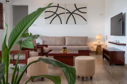 una sala de estar con un sofá y una mesa en Elora Kandana, 