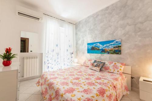 a bedroom with a bed and a painting on the wall at In pieno centro vicino al mare in Ischia Town