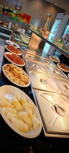 een buffet met gerechten op tafel bij Novo Hotel & Restaurante in Manacapuru