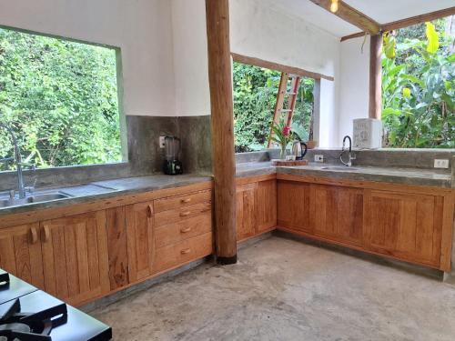 een keuken met twee wastafels en een groot raam bij Casa Recanto da Mata - Trancoso in Porto Seguro