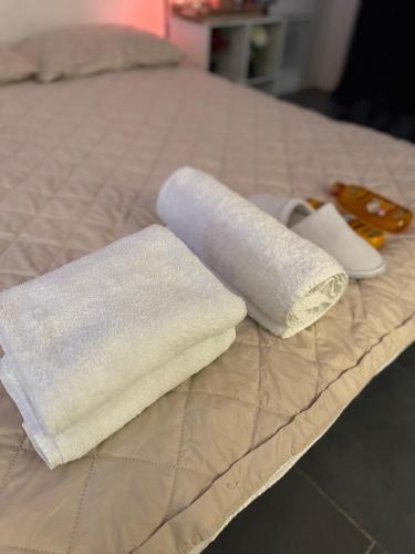 dos rollos de toallas encima de una cama en Studio Design à Mulhouse, en Mulhouse