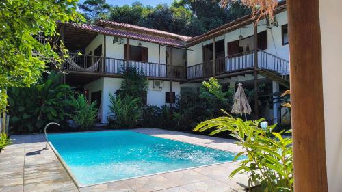 een zwembad voor een huis bij Casa Recanto da Mata - Trancoso in Porto Seguro