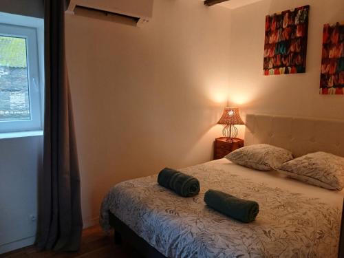 Ένα ή περισσότερα κρεβάτια σε δωμάτιο στο Studio indépendant T1, entre Nantes et Rennes