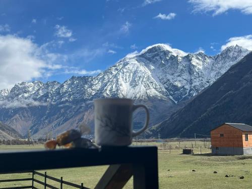 Nespecifikovaný výhled na hory nebo výhled na hory při pohledu z chaty