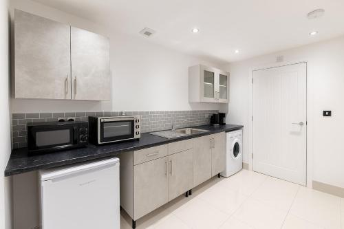 Η κουζίνα ή μικρή κουζίνα στο Modern 1 Bedroom Bungalow in Prime Heathrow Location