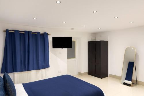 Ένα ή περισσότερα κρεβάτια σε δωμάτιο στο Modern 1 Bedroom Bungalow in Prime Heathrow Location