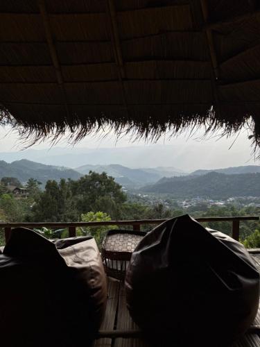 Ban Huai KhaiSook sa ngop สุขสงบ的带椅子的阳台，可欣赏山景