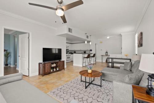 TV a/nebo společenská místnost v ubytování Beautiful Aloha Escape