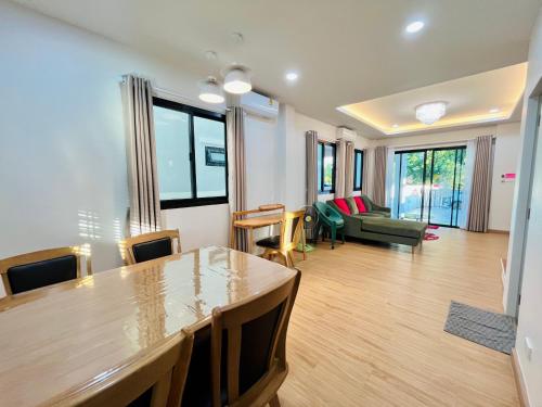 Χώρος καθιστικού στο Private House near KKU