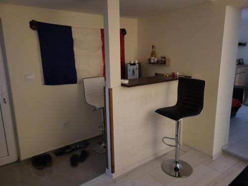 a room with a bar with a chair and a counter at Aki Land in Mladenovac