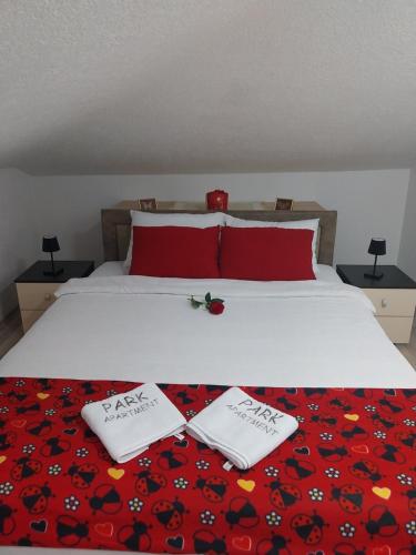 Una cama o camas en una habitación de Park Apartment