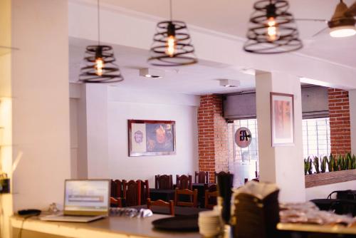 una sala da pranzo con tavolo e computer portatile di Hotel Altos del Norte a San Miguel de Tucumán