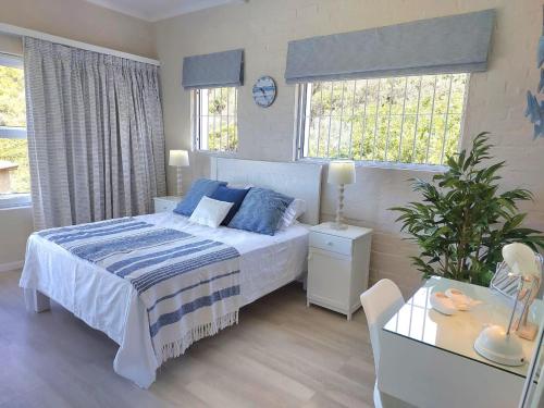 16 Mare Nostrum, "Sweet Sixteen" في كوربومستراند: غرفة نوم بسرير وطاولة ونوافذ