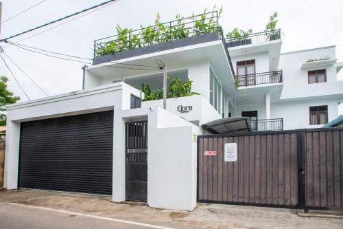 una casa blanca con una puerta y un garaje en Elora Kandana, 