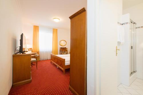 Casa Stefano في فيينا: غرفة مع غرفة نوم مع سرير ومكتب