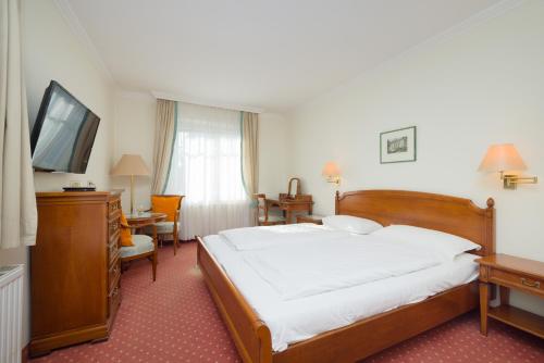 Casa Stefano في فيينا: غرفة فندق بها سرير وتلفزيون