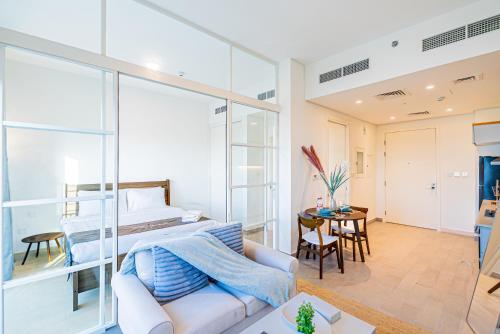 Escape24 Contemporary 1BR with City Views in Dubai Hills