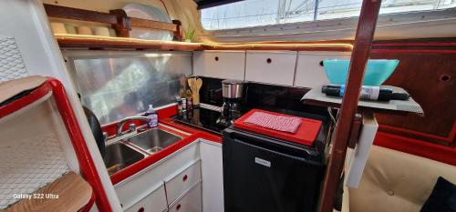 Η κουζίνα ή μικρή κουζίνα στο Grand voilier avec tout confort