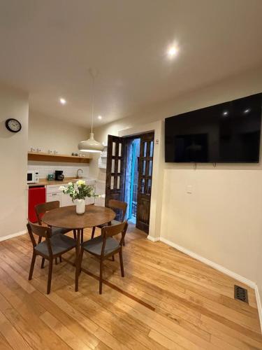 a kitchen and dining room with a table and chairs at Loft Santorino 2 Valquirico in Nativitas