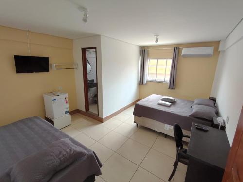 ベレンにあるHotel Val-de-Cans Aeroportoのベッド2台とテレビがあるホテルの部屋