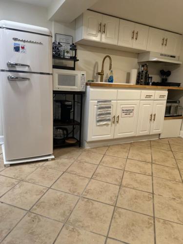 Kuchyň nebo kuchyňský kout v ubytování Elegant Garden Suite Minutes Walk to Union Market and NoMa Metro