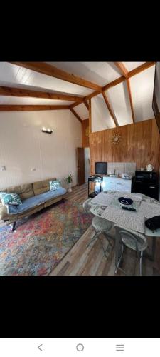 柴滕Apartamento Puerta A La Patagonia 2的客厅里有一张沙发和一张桌子。