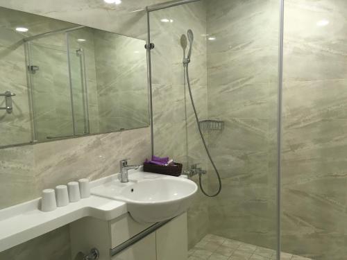 a bathroom with a sink and a shower at Chi Shing Hai Hotel in Dahan