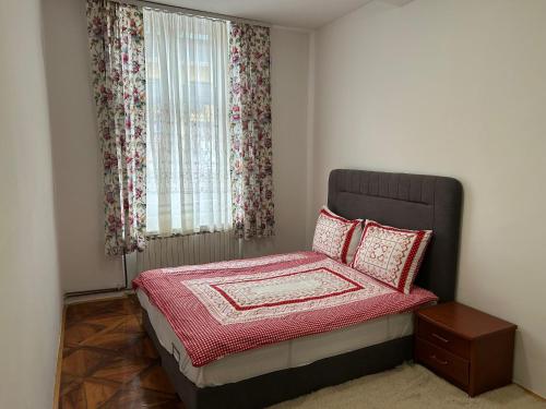 una piccola camera da letto con un letto e una finestra di Orient Apartment Old Town a Sarajevo