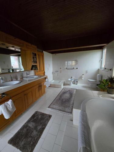 un ampio bagno con due lavandini e una vasca di Αρχοντικό Παπανικολάου a Lygariá