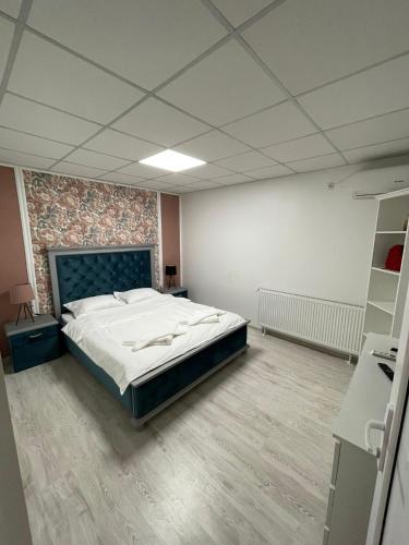 a bedroom with a large bed in a room at Apartament cu 5 camere in Craiova