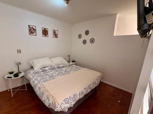 a bedroom with a bed and a table in it at Moderno Apartamento a pasos del Metro y Museo Bellas Artes, Cerro Santa Lucia, Barrio Lastarria in Santiago