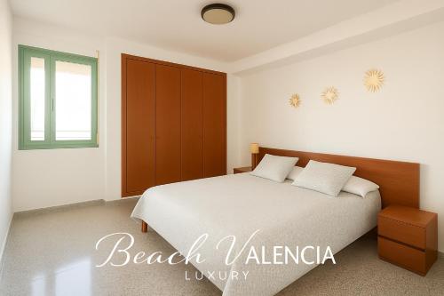 Ένα ή περισσότερα κρεβάτια σε δωμάτιο στο BEACH VALENCIA LUXURY D7-21 Apartment with terrace and sea views with two rooms