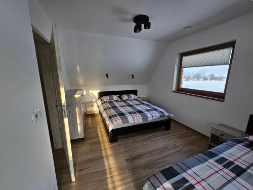 Ένα ή περισσότερα κρεβάτια σε δωμάτιο στο Osada u Pogwizdów