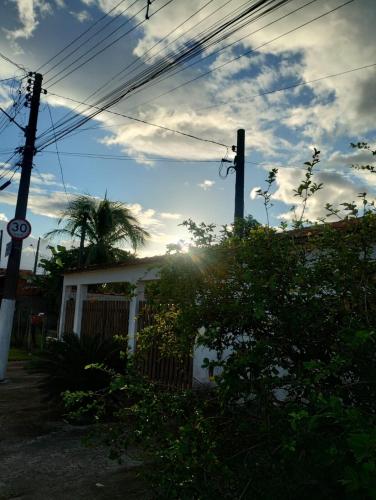 圣塞巴斯蒂安Dias de Verão - Localização ideal的天空中放着太阳的房子