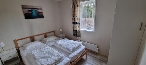 Ένα ή περισσότερα κρεβάτια σε δωμάτιο στο Sifferbo Stugby