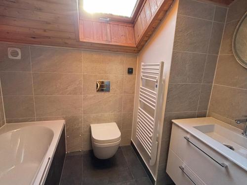 Koupelna v ubytování Chalet de charme à Vallandry, 10 pers, proche pistes, Wifi - FR-1-411-499
