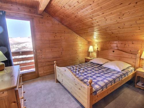 Postel nebo postele na pokoji v ubytování Chalet de charme à Vallandry, 10 pers, proche pistes, Wifi - FR-1-411-499
