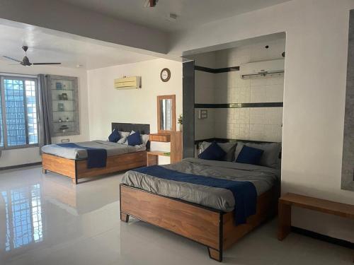 Mango Tree Villa في ثين: سريرين في غرفة مع سريرين sidx sidx