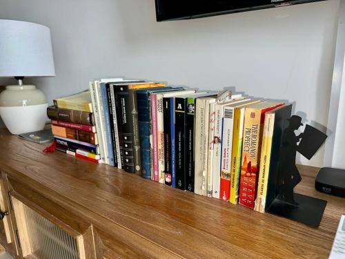 Η βιβλιοθήκη του διαμερίσματος