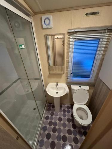 Kinmel Bay3 bedroom Lyons Oakfield Towyn pets welcome的带马桶和水槽的小浴室