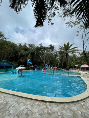 马塞约Pousada vila da Mata的度假村的游泳池,带游乐场