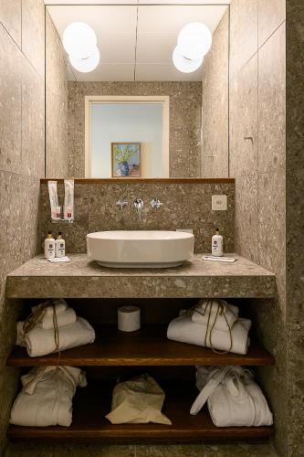 a bathroom with a sink and a counter with towels at Auberge Port Gitana in Bellevue